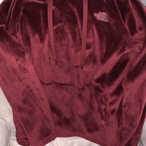 Maroon pull over north face